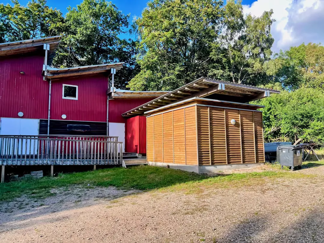 Opbevaringsrum set fra grusvejen ved hytten